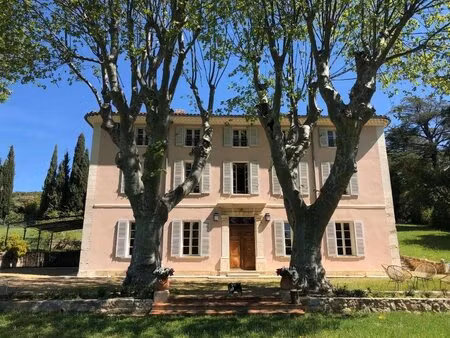 aups elegante maison bourgeoise avec piscine