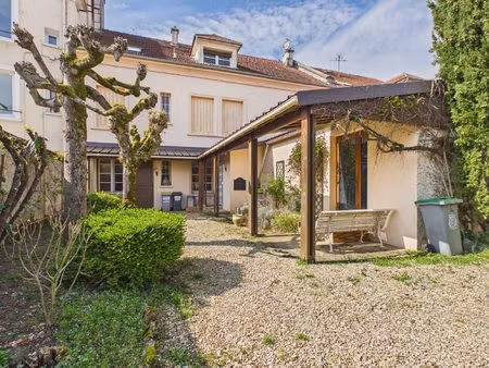 ensemble immobilier avec salon de coiffure sous bail