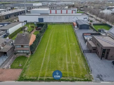 te verkavelen gronden in woon- en kmo-gebied nabij de grens !