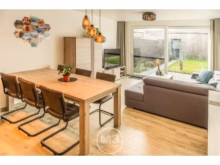 gelijkvloers appartement met tuin en garagebox.