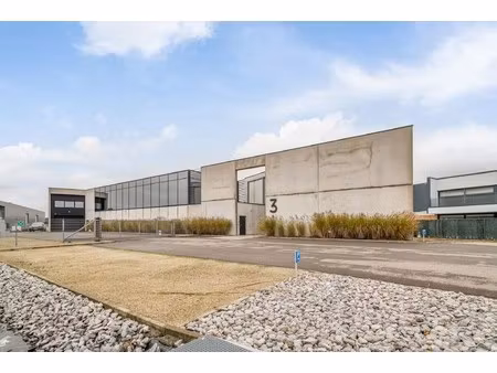 uitzonderlijk bedrijfsgebouw op genk-noord