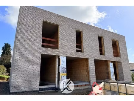 strakke halfopen nieuwbouwwoning met potentieel