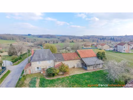 face à la nature au bord de village