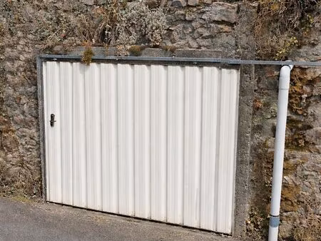 petit garage / box à louer – idéal moto  vélo ou remorque