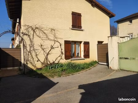charmante maison de 44 m² avec jardin à vaulx-milieu