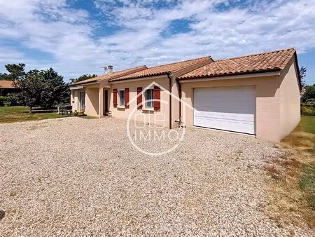 saint-pierre-d'eyraud : maison de 101m² avec jardin clos et garage