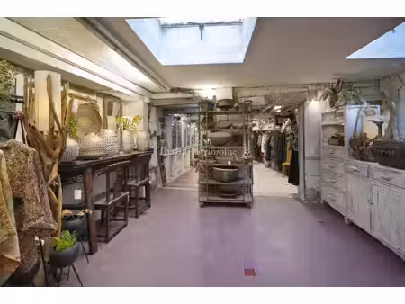 immeuble en plein cœur de brantome en périgord  8 pièces  4 chambres et une terrasse à...