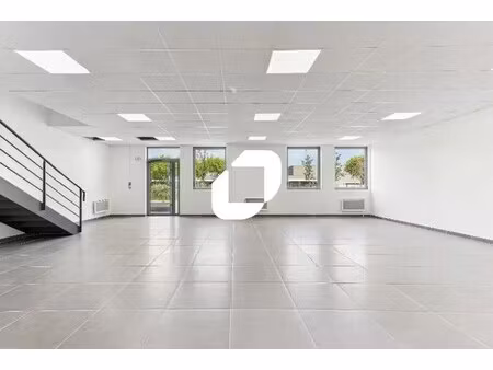 location local d'activités 396 m²