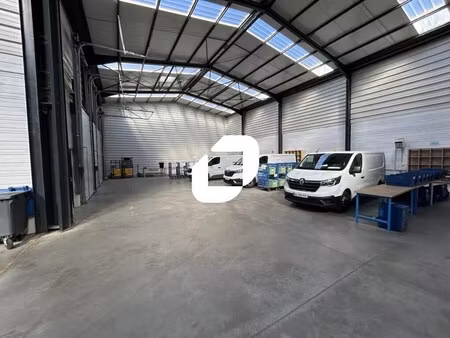 location local d'activités 869 m²