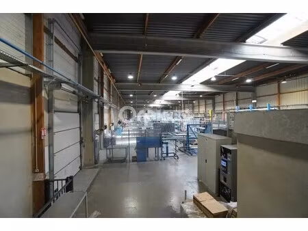 vente local d'activités 1 990 m²