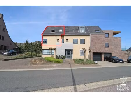 ruim ingedeeld duplex-appartement met terras en afgesloten garagebox op wandelafstand van 