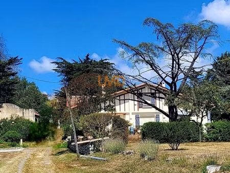 proche beaumont de lomagne. maison aux grands espaces et annexes