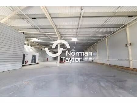 location local d'activités 930 m²