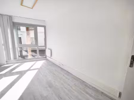 location local professionnel 64m²