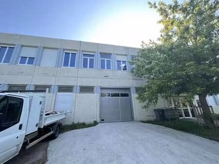 location local d'activités 210 m²