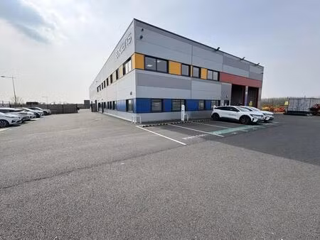 location local d'activités 905 m²