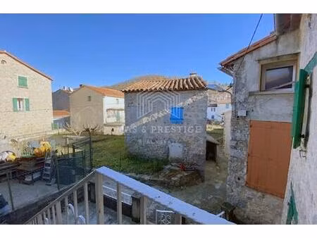 maison de village à la campagne