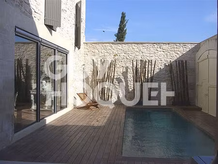 beaucaire location meublée de 145 m² 3 chambres avec piscine privative et jardin .