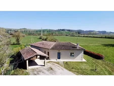 maison de plain-pied avec jardin et carport