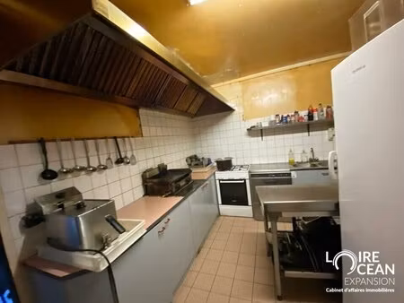 location local commercial 131m² reze 44400