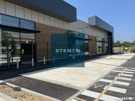 location commerce salon de provence 13300 105m²