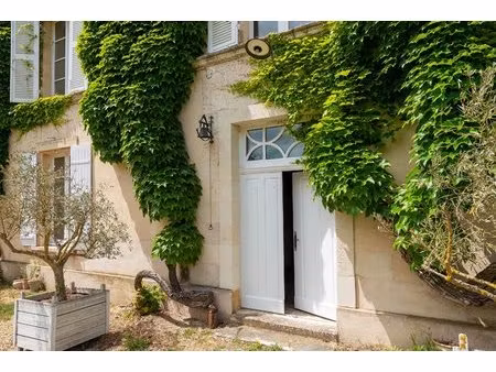 propriété de caractère avec piscine et dépendances