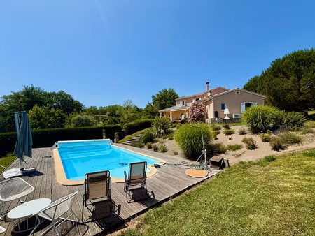 aux portes de villeneuve sur lot  avec une vue dominante sur la campagne environnante  cet