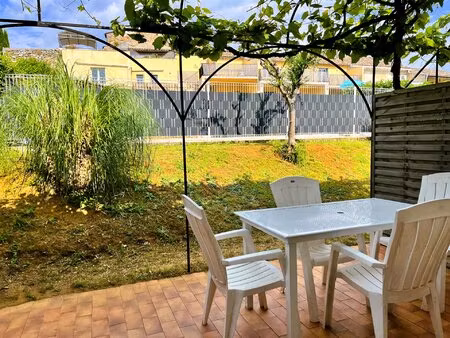 maison en duplex  terrasse et parking (palmier)  résidence fermée avec piscine et terrain.