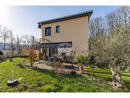 une maison d'exception au coeur d'un écrin de verdure