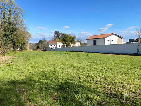 saint cyr au mont d'or  dans un bel environnement  terrain à bâtir plat de 790m²