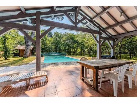 propriété landaise avec piscine au coeur d'un environnement boisé