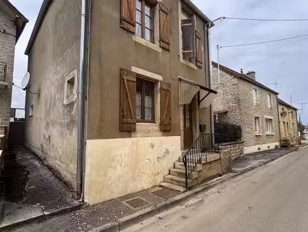 etrochey ( 21) maison de 100m2 avec petite cour proche de chatillon sur seine ( 21) accès.