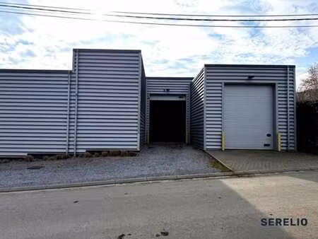 spacieux entrepôt +/- 96 m² avec réserve et wc