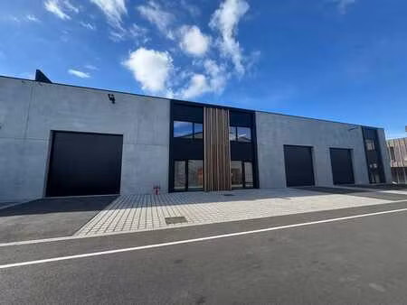 unité pme récemment construite d'environ 280 m² dans un empl