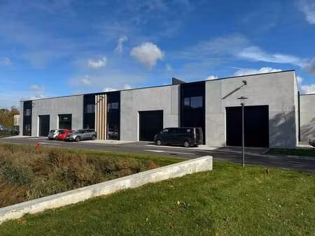 unité pme récemment construite d'environ 280 m² dans un empl