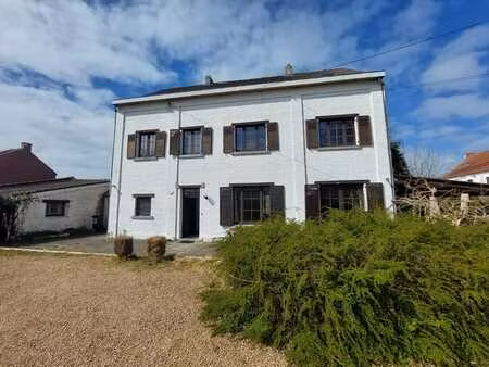 grande maison de village au centre de perbais 700m de gare