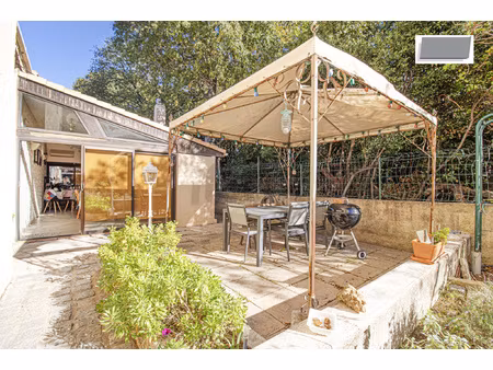 ollioules est  rez-de-jardin  4 pièces 94 84 m2  dépendance