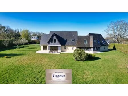 maison 8 pièces  280 m2 sur un jardin de 6200 m2.