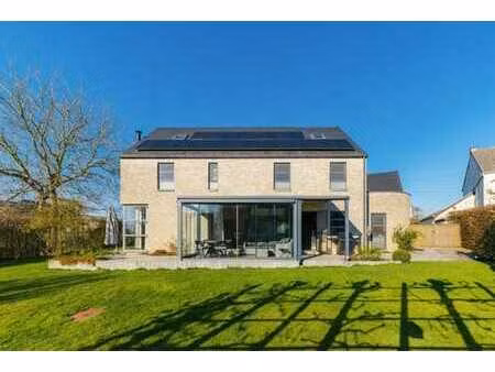 villa spacieuse et confortable de 2008