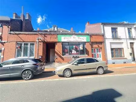 immeuble de rapport comprenant 1 surface commerciale et 4 ap