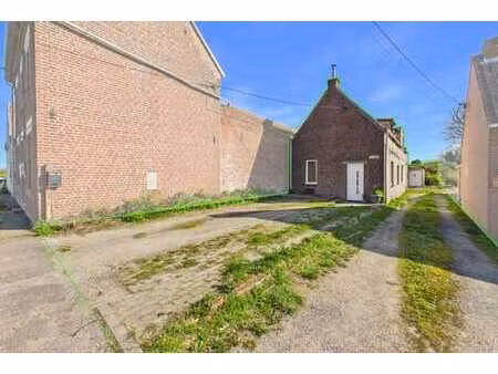 maison à rafraichir de 3 chambres et jardin.