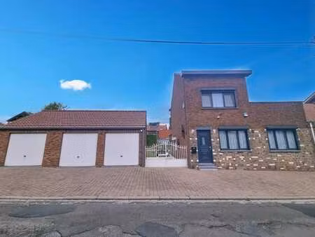4 garages & beau jardin : une maison aux nombreux atouts