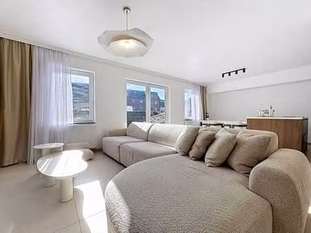 appartement rénové 2 chambres avec terrasse et garage