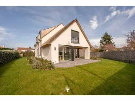 villa de construction récente située sur un terrain spacieux