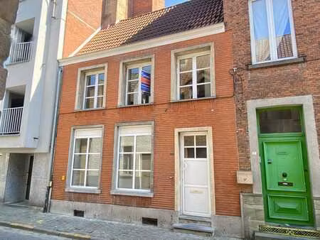 karaktervolle woning met 2 slaapkamers  bureau en koer