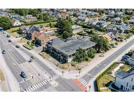 terrain à bâtir stratégiquement situé avec des possibilités