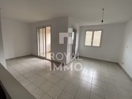 le beausset - t3 terrasse et parking