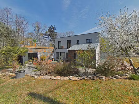 au calme  rare sur le secteur!