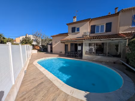 maison t4 avec piscine  à proximité des plages