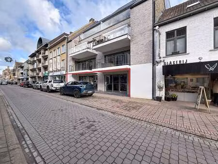 propriété commerciale située dans un quartier commercial ave